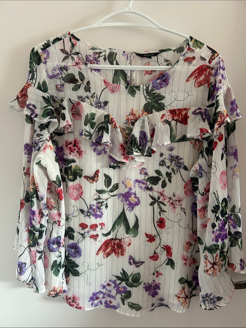 Like new RW&CO. White Floral Ruffle Long-Sleeve Blouse